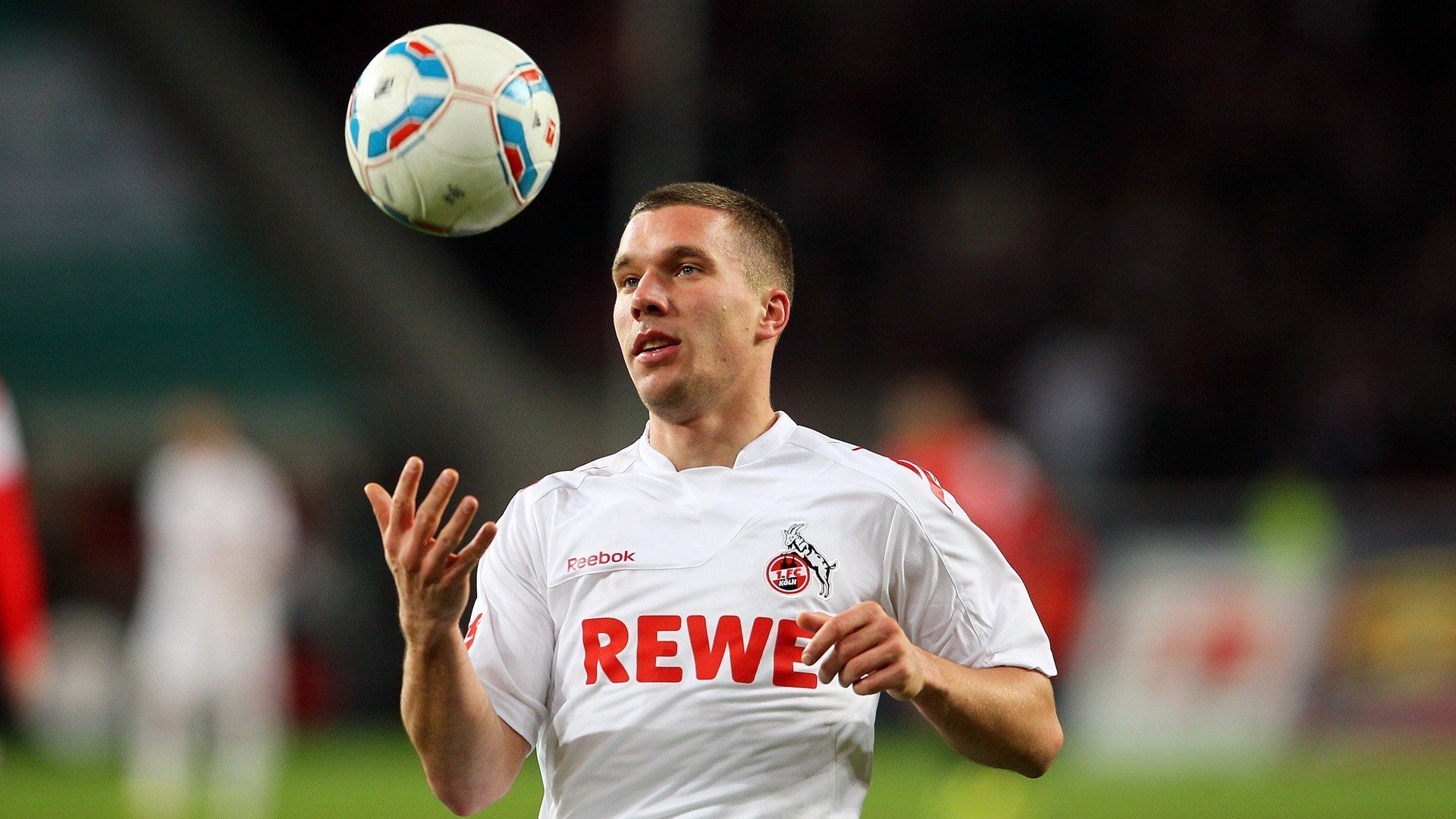 爱游互娱游戏官网-_运动员在赛场边的温暖瞬间感动人心_，运动员在赛场上的作文